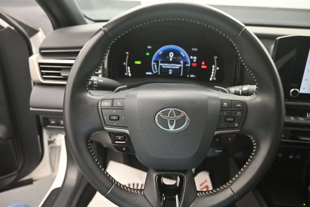 Used 2025 Toyota Camry SE FWD image 6