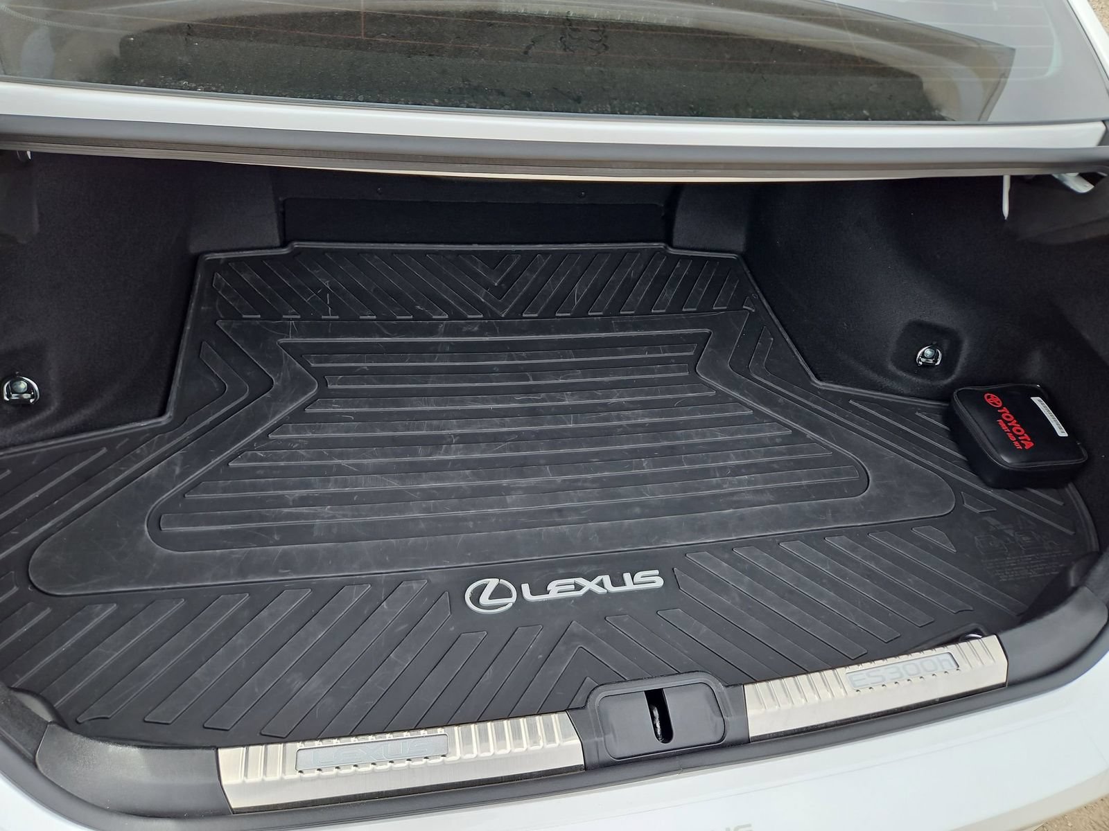 Used 2025 Lexus ES 300h w/ Premium Package FWD image 6