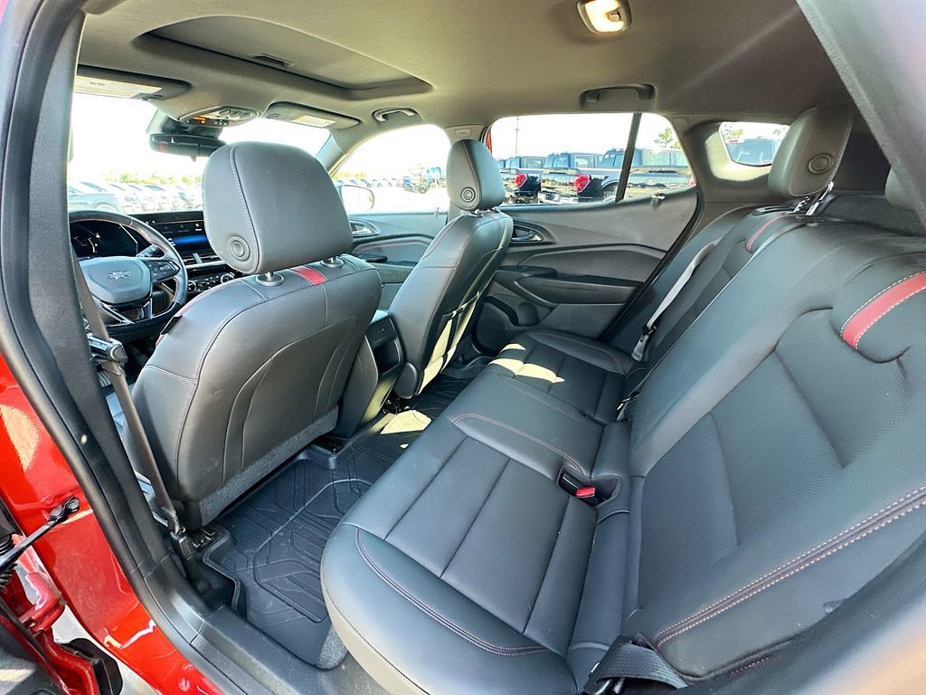 Used 2024 Chevrolet Trax RS w/ Sunroof Package FWD image 4