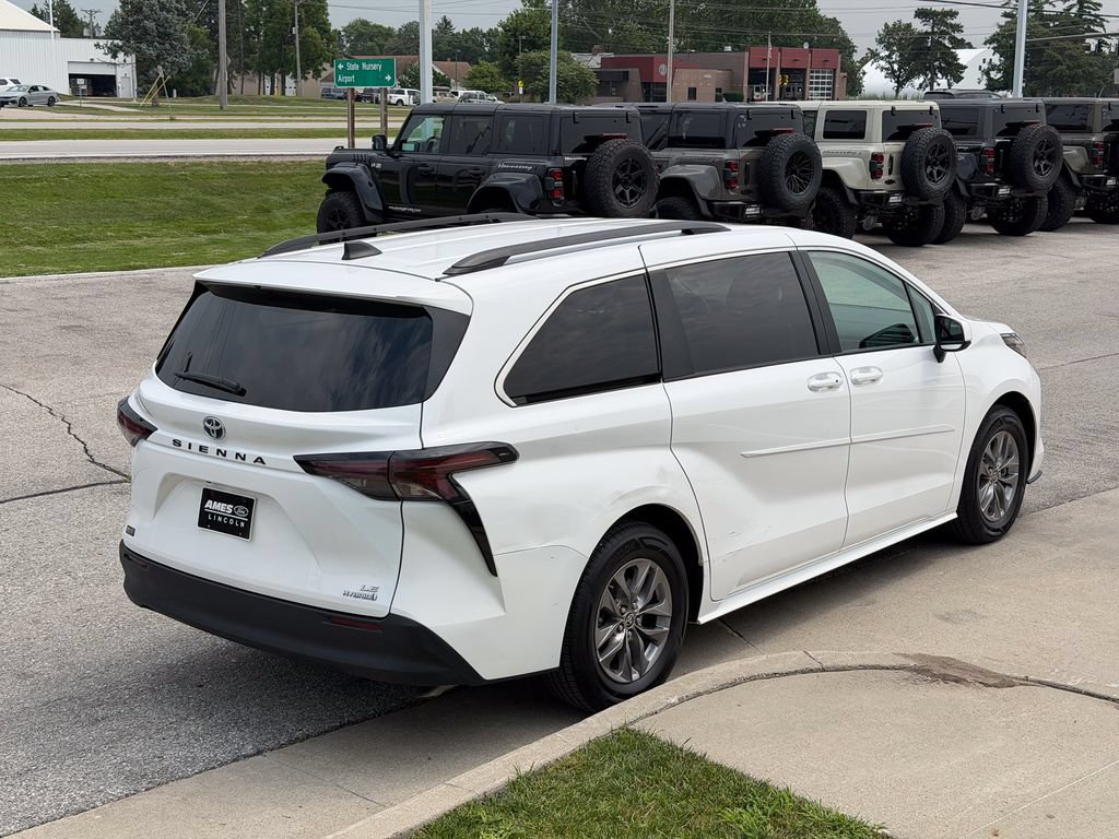 Used 2023 Toyota Sienna LE w/ LE Plus Package FWD image 6