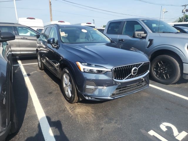 Used 2022 Volvo XC60 B5 Momentum image 2