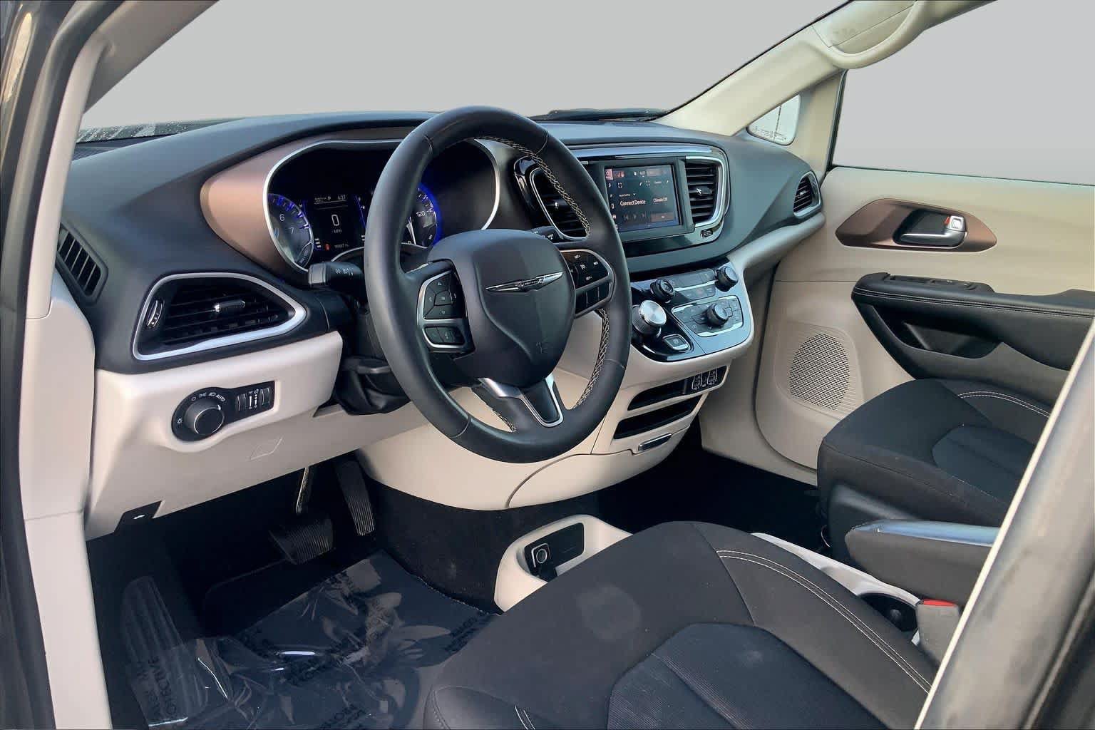 Used 2022 Chrysler Voyager LX FWD image 16
