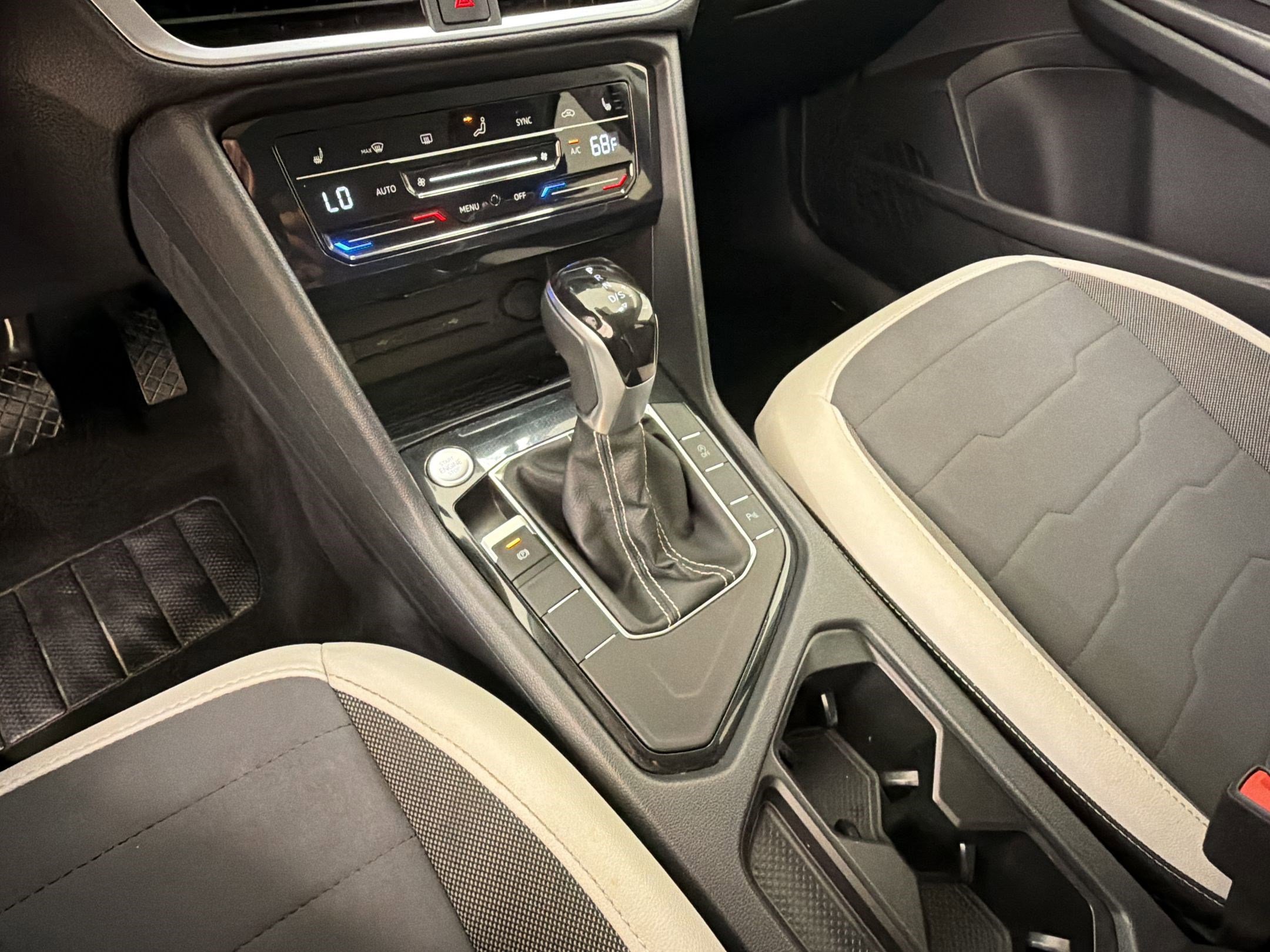 Used 2025 Volkswagen Taos SE FWD image 18