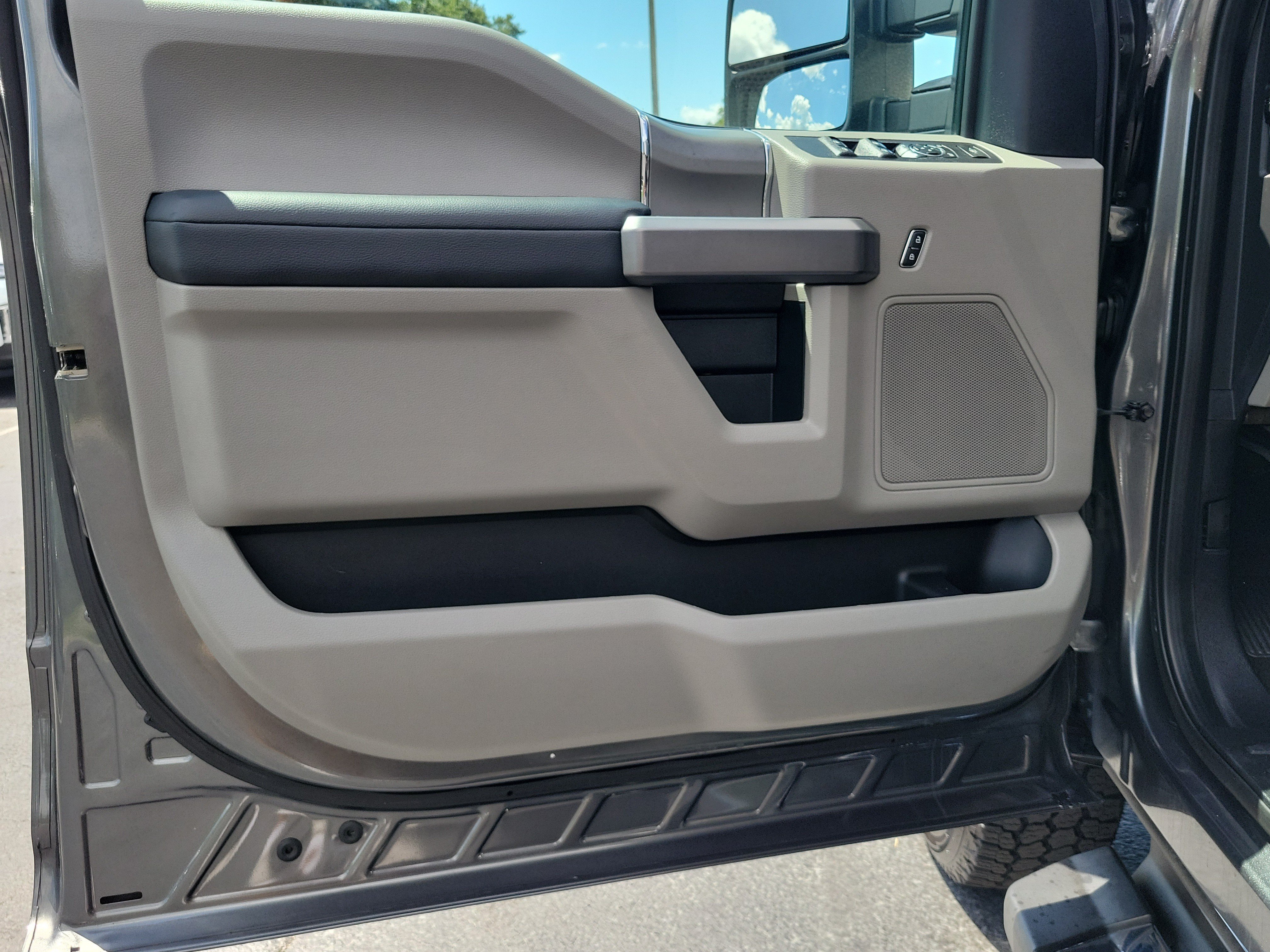 Certified 2020 Ford F250 XLT w/ XLT Premium Package AWD/4WD image 16