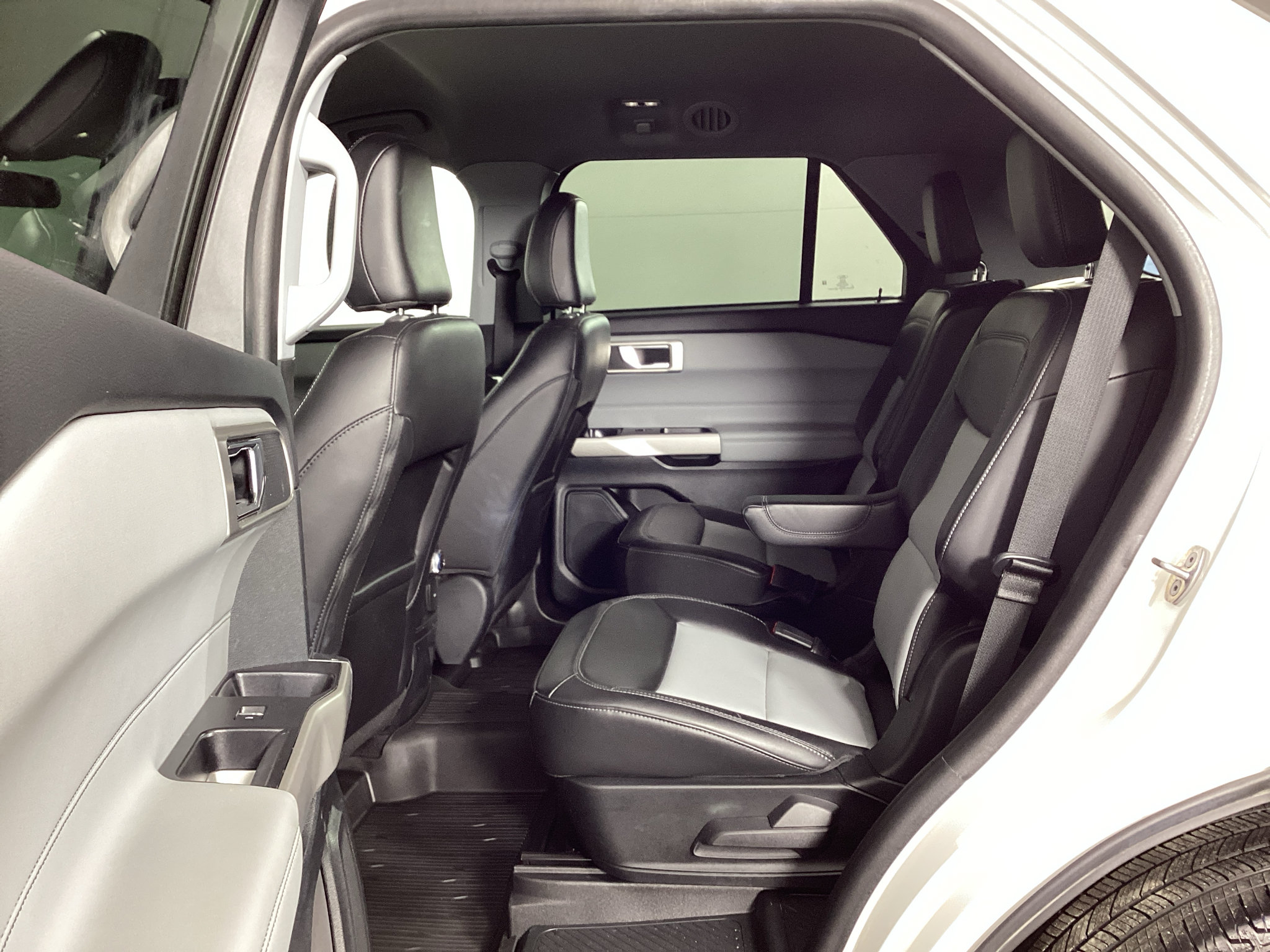 Certified 2024 Ford Explorer XLT w/ Equipment Group 202A AWD/4WD image 15