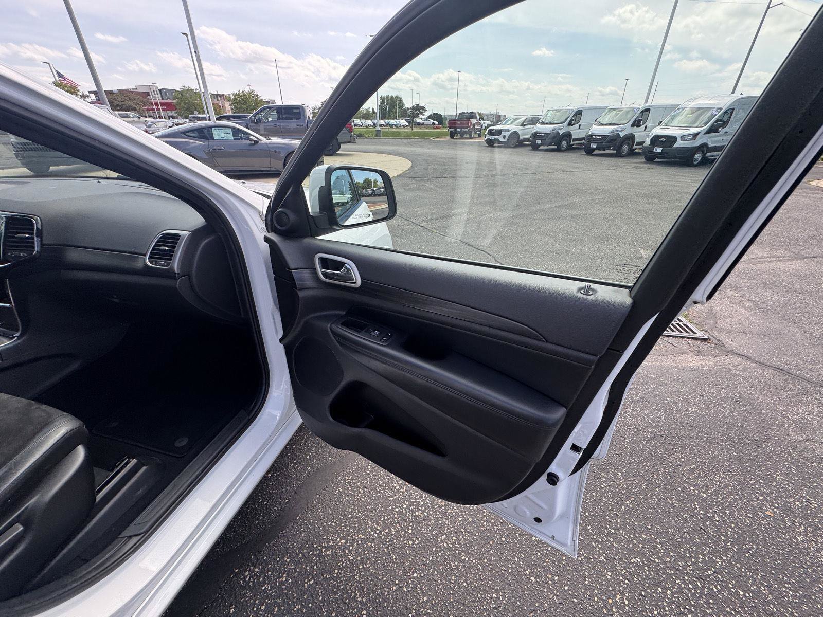 Used 2020 Jeep Grand Cherokee Altitude AWD/4WD image 23
