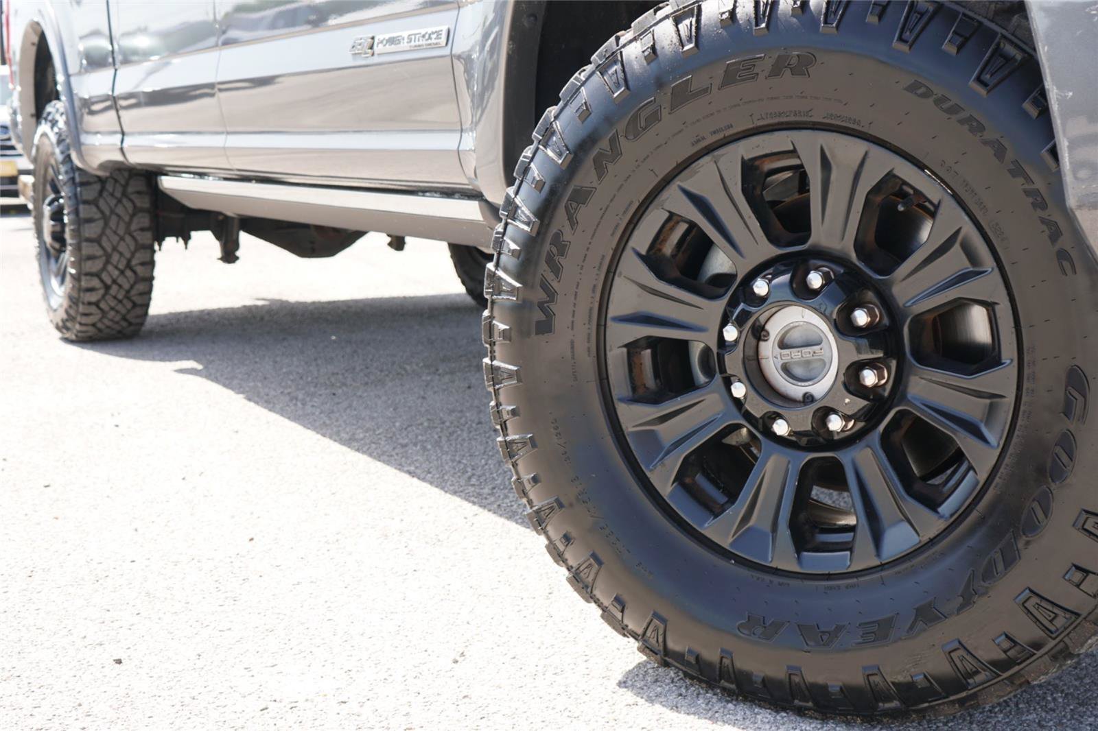 Certified 2022 Ford F350 Platinum w/ Tremor Off-Road Package AWD/4WD image 2