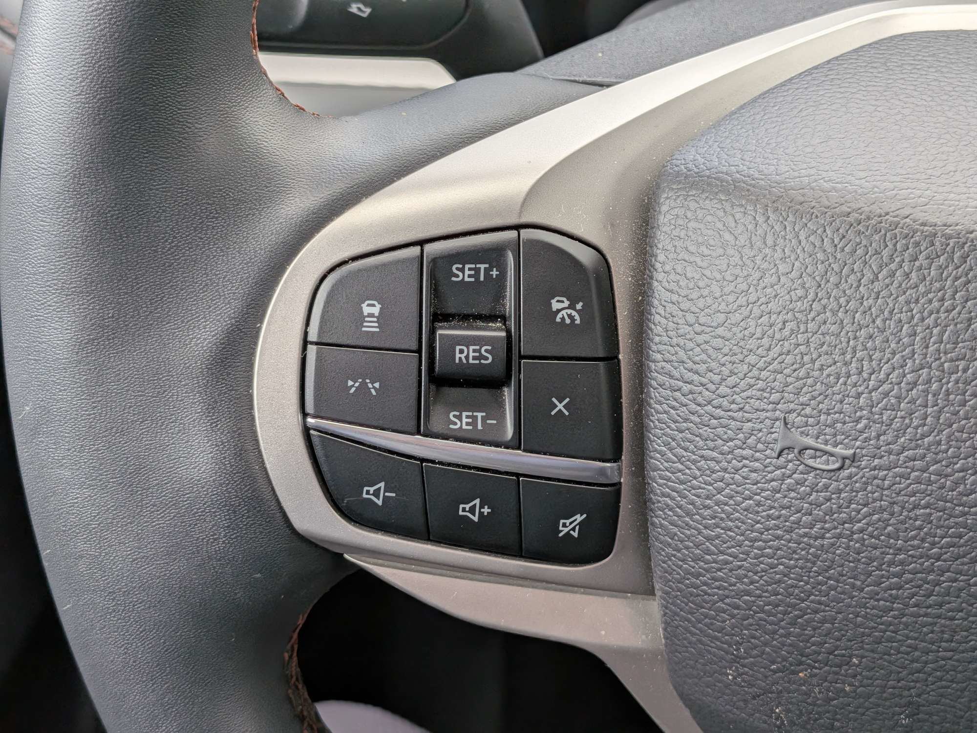 Certified 2025 Ford Explorer Active RWD image 27