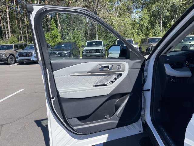 Certified 2025 Ford Explorer Platinum w/ Ultimate Package AWD/4WD image 24