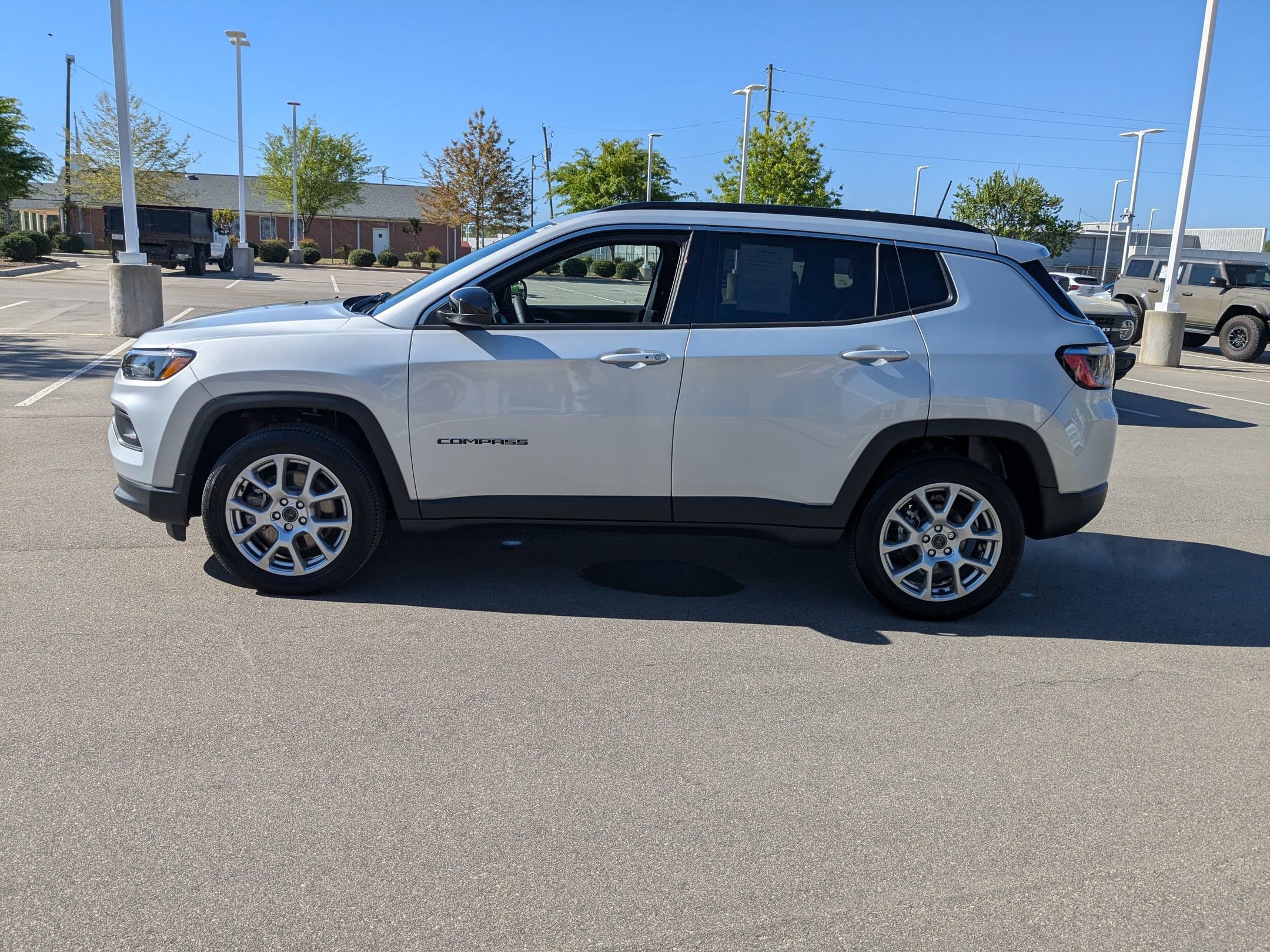 Used 2025 Jeep Compass Latitude AWD/4WD image 7
