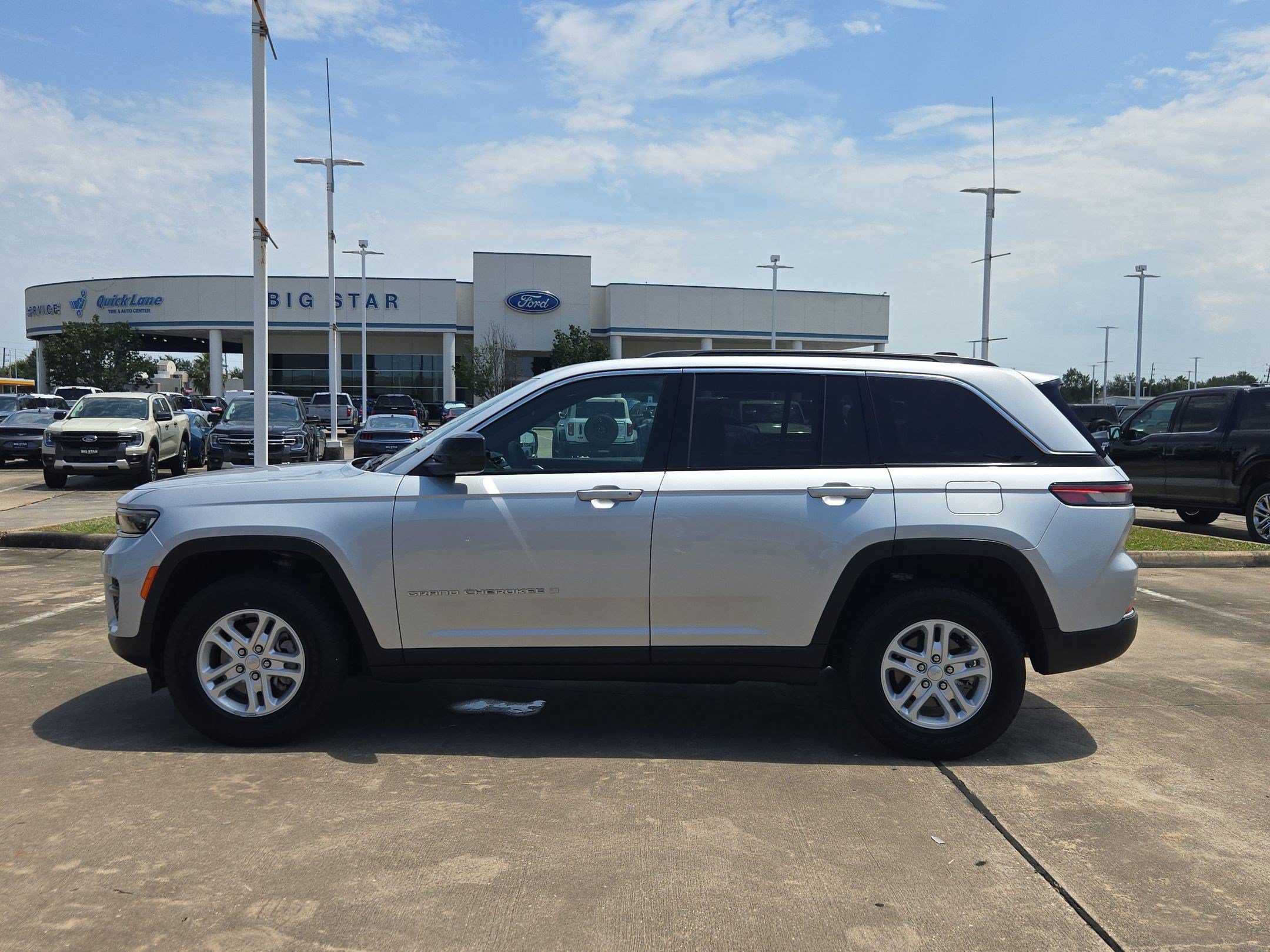Used 2025 Jeep Grand Cherokee Laredo RWD image 9