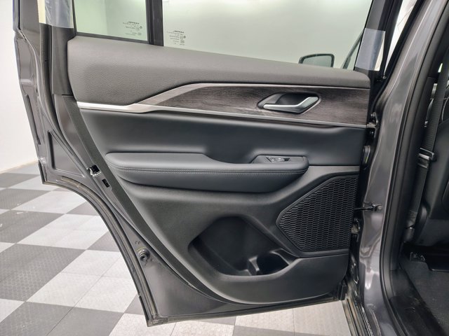 Used 2024 Jeep Grand Cherokee Limited w/ Black Appearance Package AWD/4WD image 11