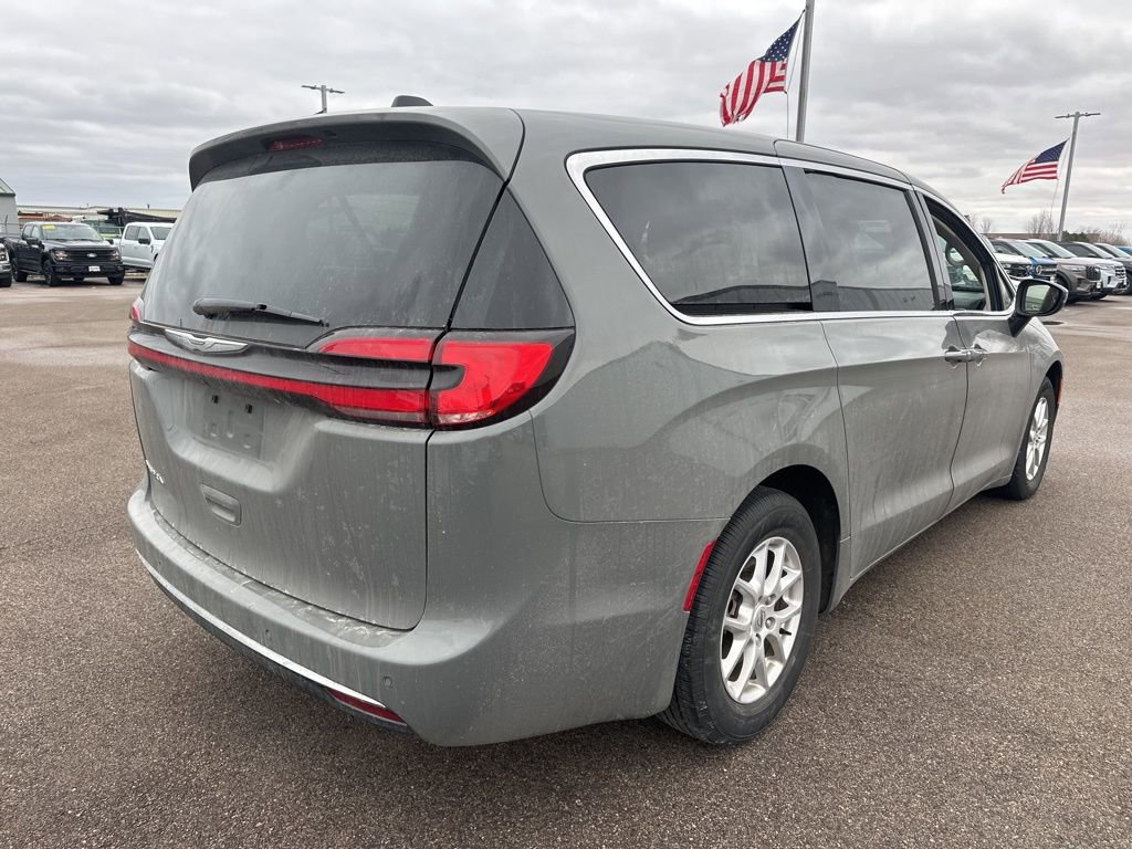 Used 2023 Chrysler Pacifica Touring-L image 9