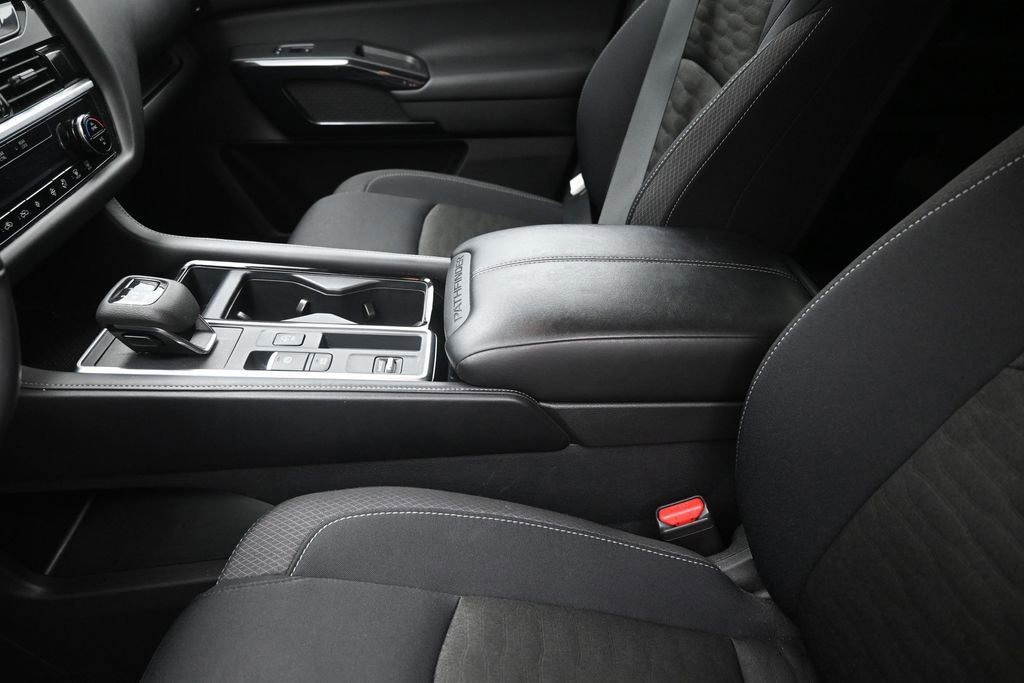 Used 2025 Nissan Pathfinder SV FWD image 25