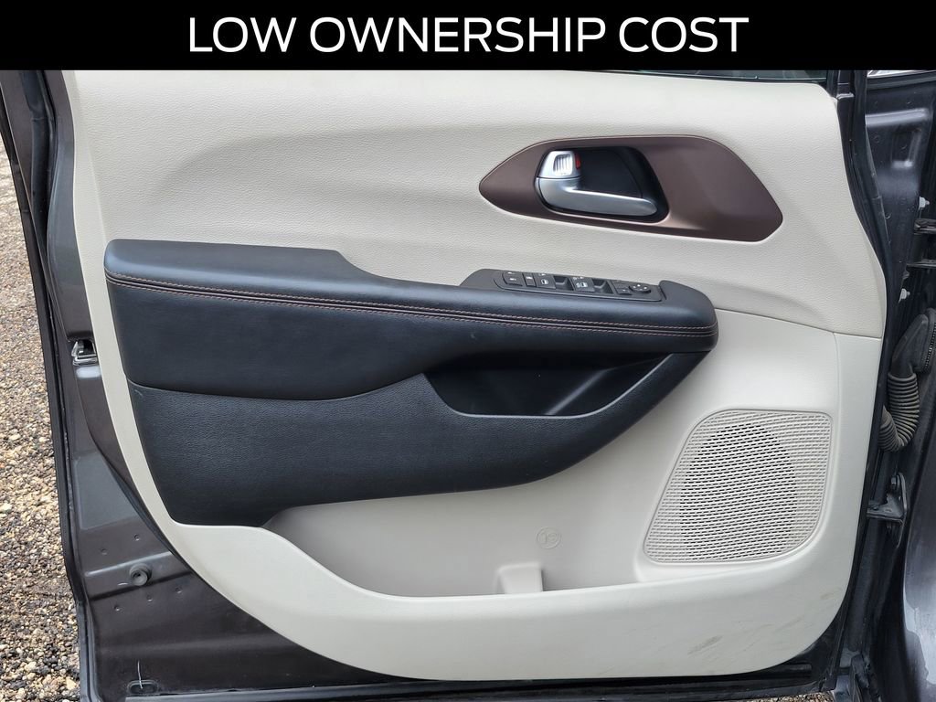 Used 2017 Chrysler Pacifica Touring-L FWD image 17