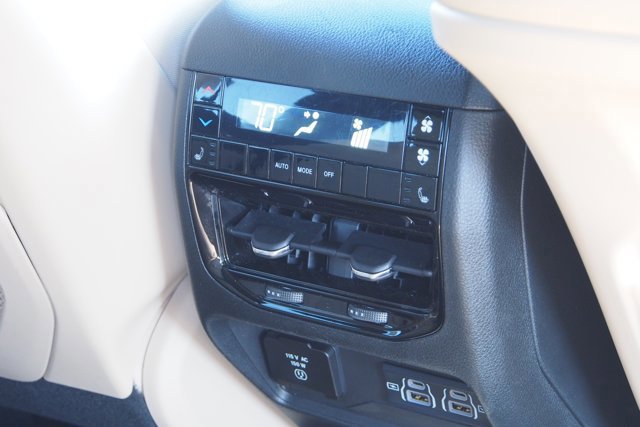 Used 2024 Jeep Grand Cherokee L Limited w/ Black Appearance Package image 15