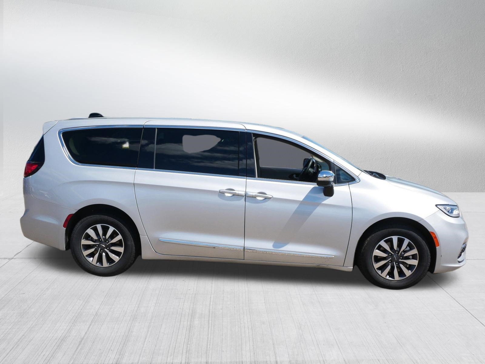 Used 2023 Chrysler Pacifica Limited FWD image 8