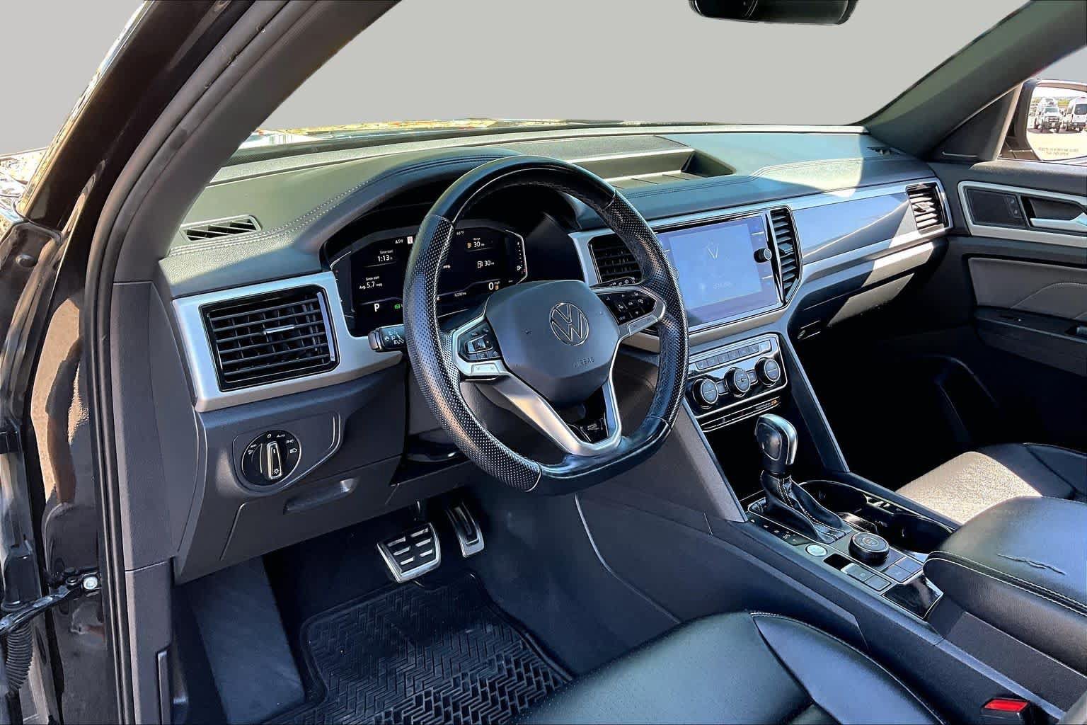 Used 2022 Volkswagen Atlas Cross Sport SEL R-Line AWD/4WD image 17