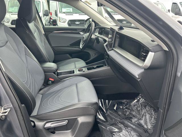 Used 2025 Volkswagen Tiguan SE AWD/4WD image 18