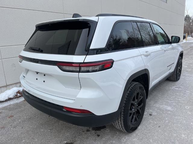 Used 2024 Jeep Grand Cherokee Altitude image 3