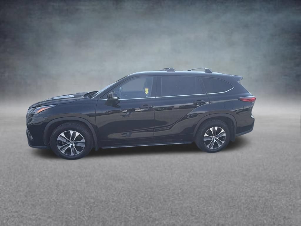 Used 2022 Toyota Highlander XLE AWD/4WD image 2