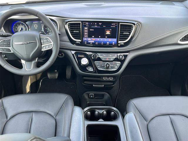 Used 2025 Chrysler Pacifica Select FWD image 17