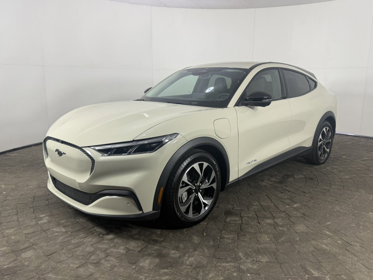 Certified 2025 Ford Mustang Mach-E Select w/ Comfort Package Lite image 3