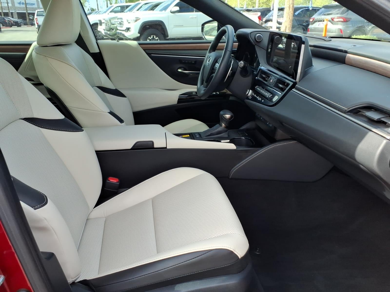 Used 2025 Lexus ES 300h w/ Premium Package FWD image 11