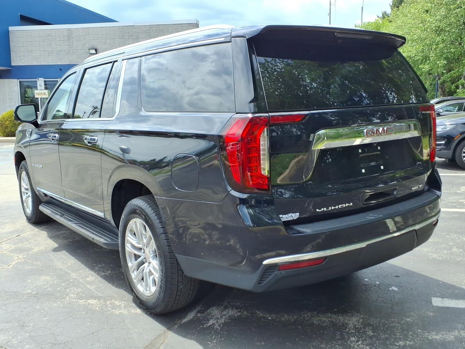 Used 2022 GMC Yukon XL SLT w/ SLT Premium Package AWD/4WD image 5