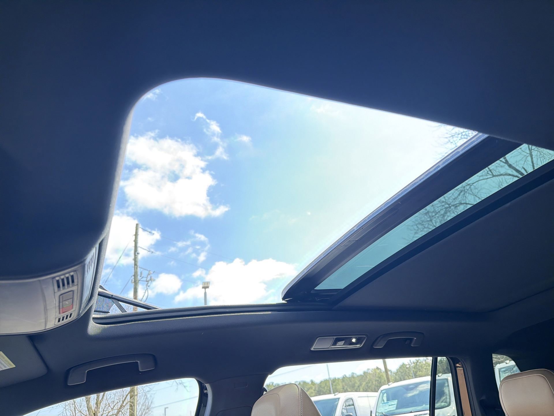 Used 2024 Volkswagen Tiguan SE w/ Panoramic Sunroof Package image 4