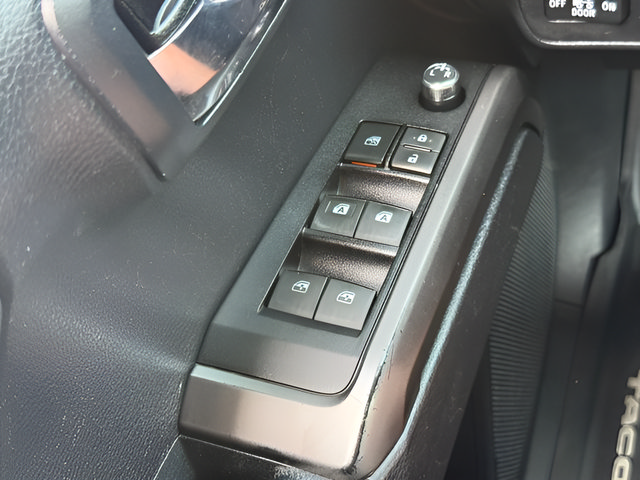 Used 2018 Toyota Tacoma TRD Sport w/ Technology Package AWD/4WD image 18