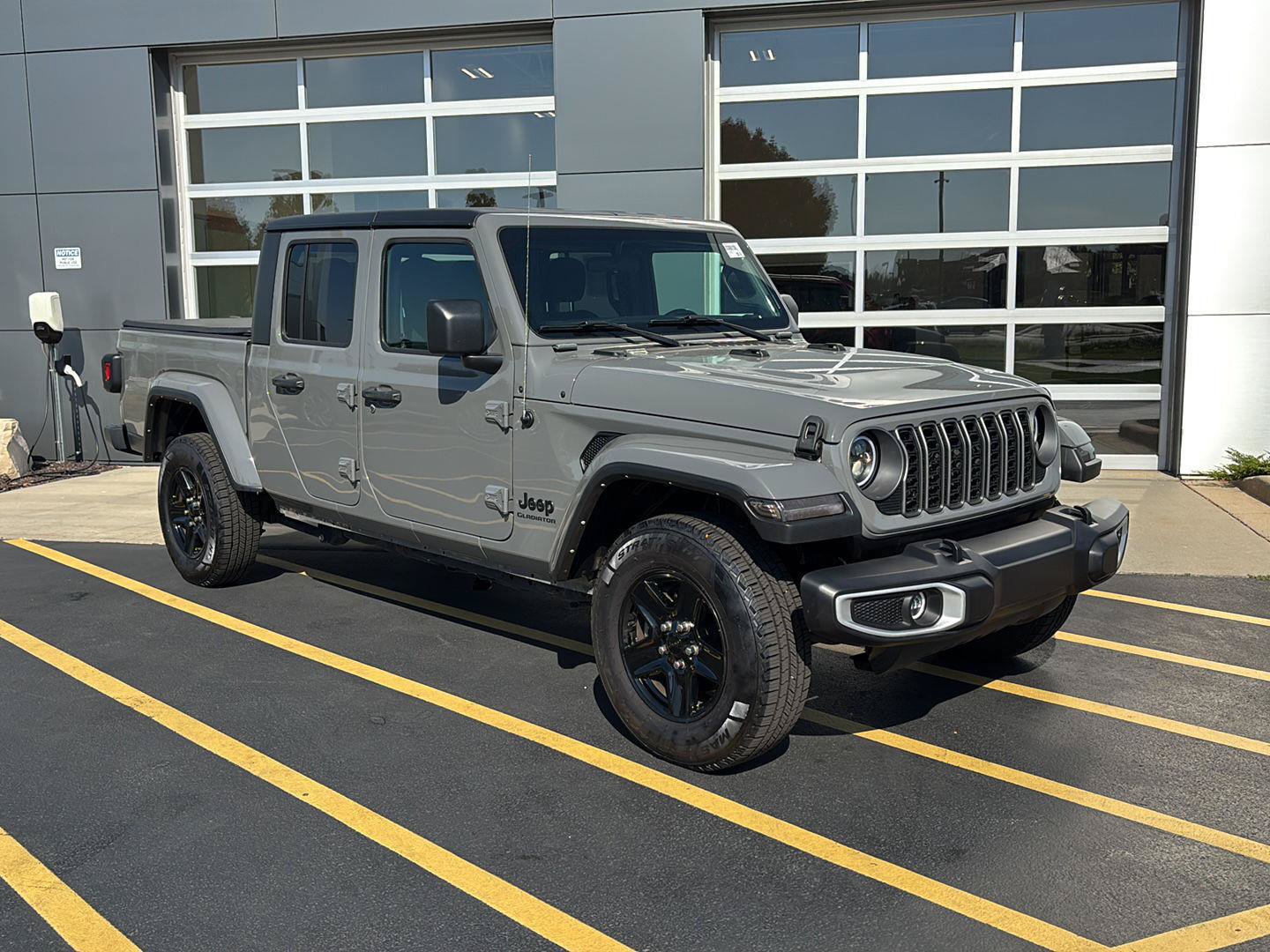 Used 2021 Jeep Gladiator Sport AWD/4WD image 2