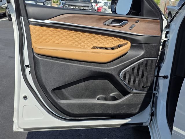 Used 2023 Jeep Grand Cherokee Summit w/ Luxury Tech Group V RWD image 17