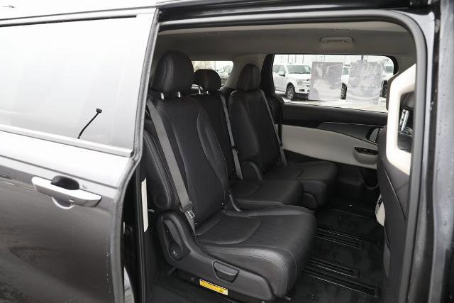 Used 2024 Kia Carnival LX image 32