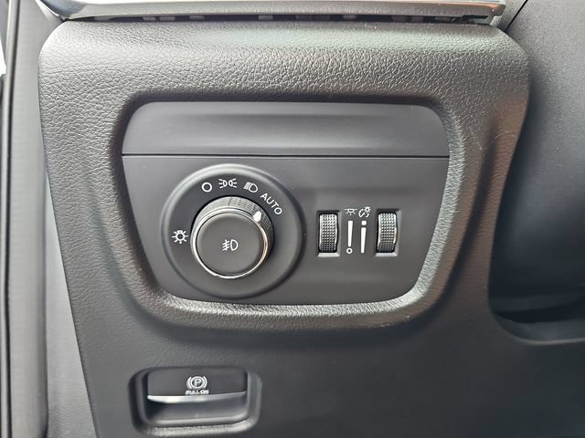 Used 2023 Jeep Grand Cherokee Overland w/ Luxury Tech Group IV AWD/4WD image 32