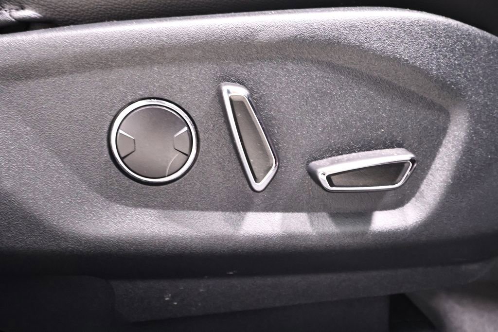 Certified 2018 Ford Explorer XLT w/ Equipment Group 202A image 27