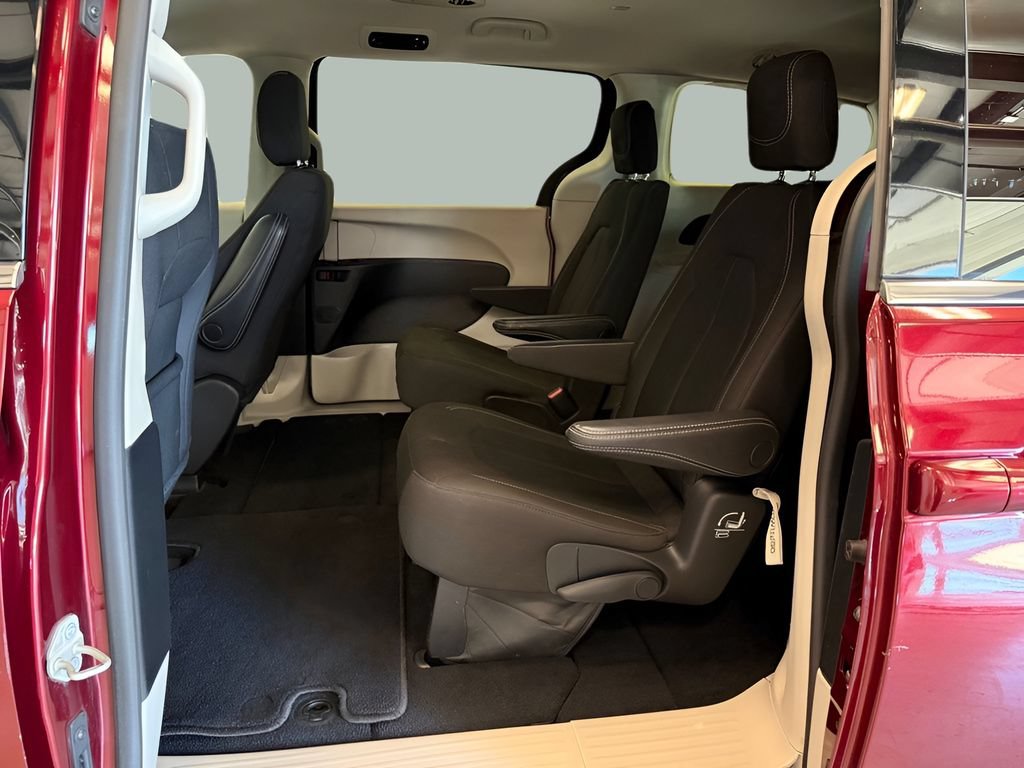 Used 2023 Chrysler Voyager LX FWD image 16