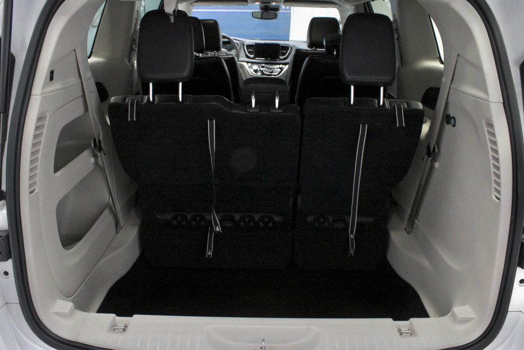 Used 2024 Chrysler Pacifica Touring-L FWD image 13