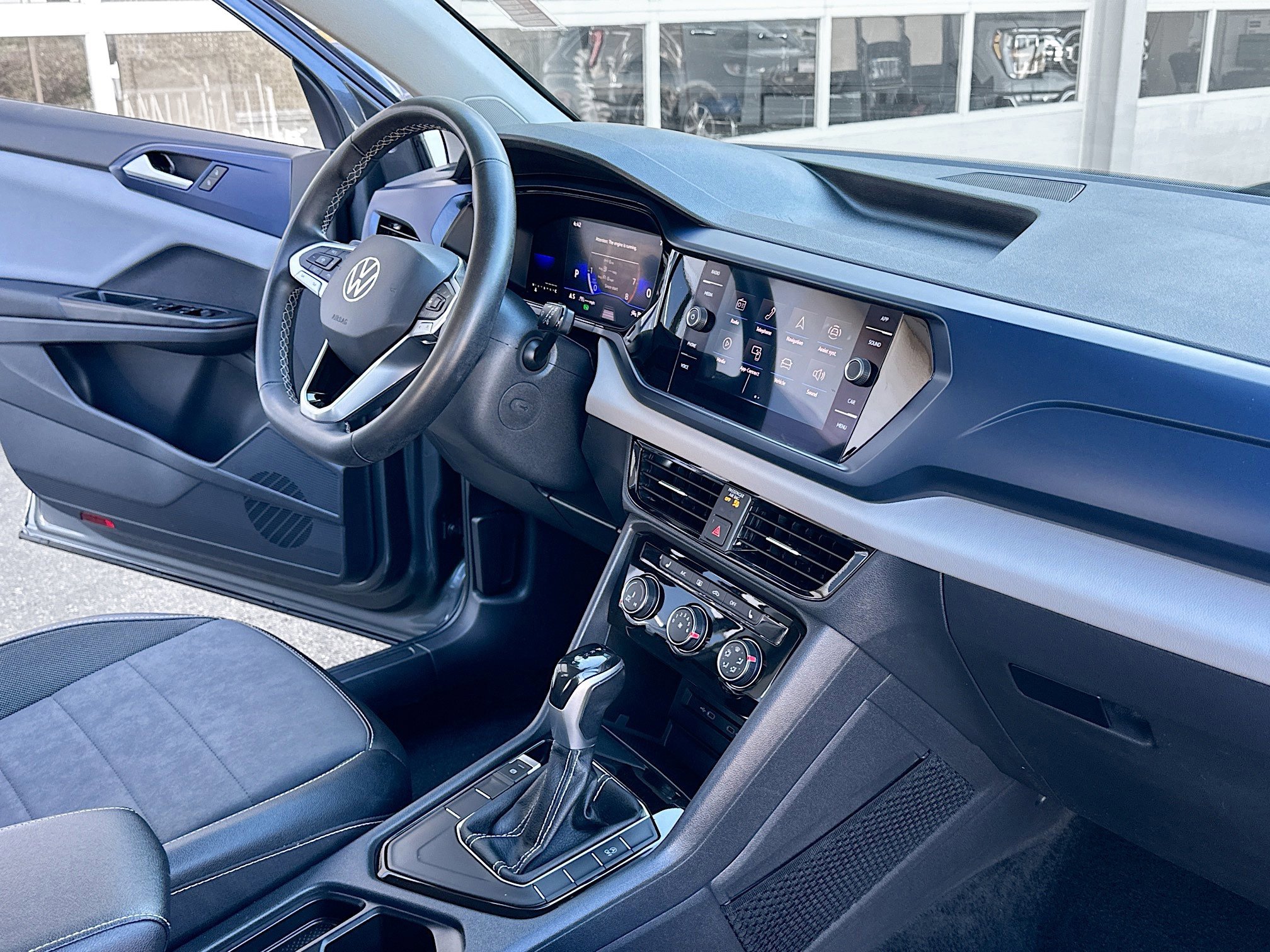 Used 2023 Volkswagen Taos SE image 8