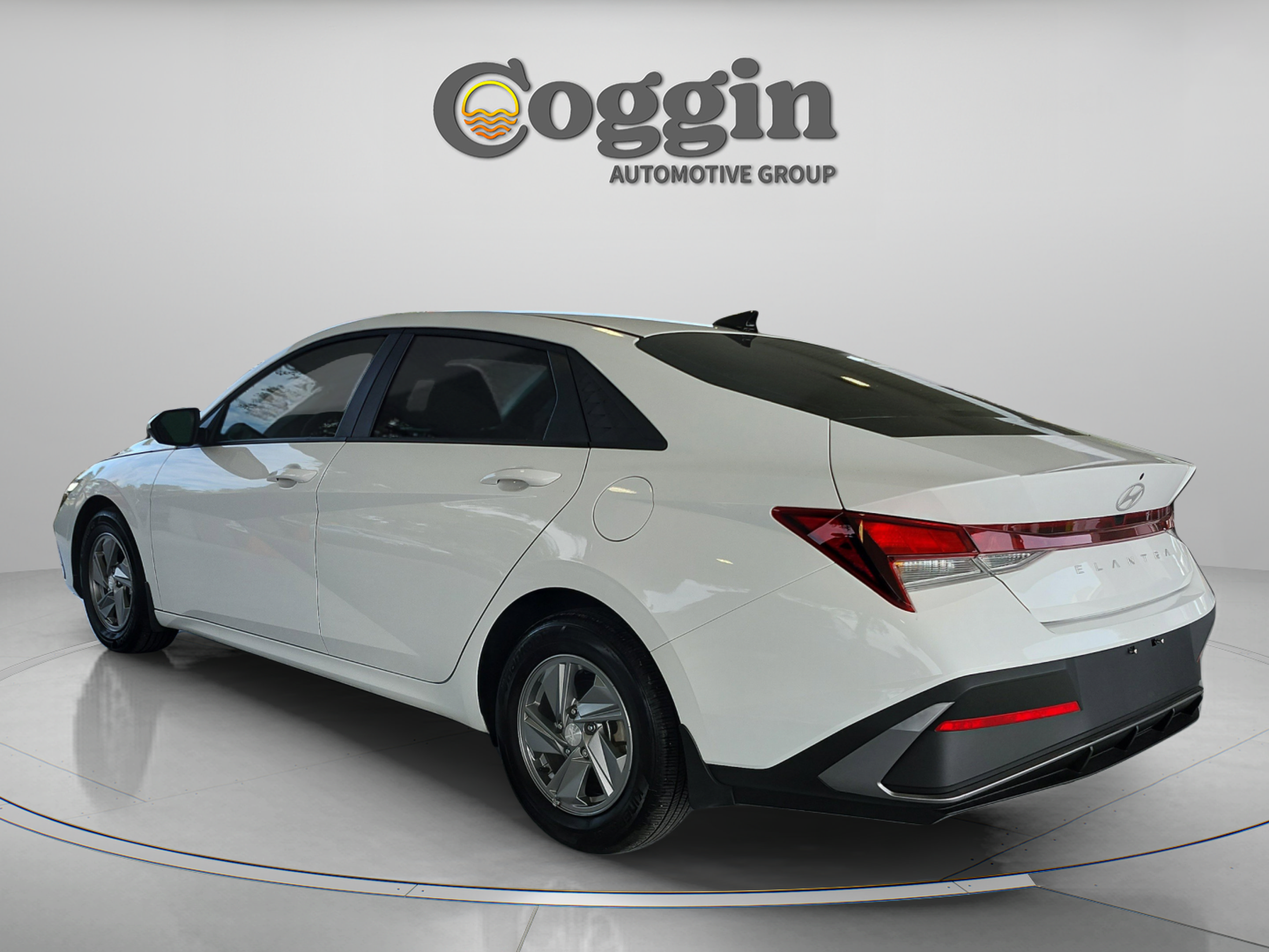 Used 2025 Hyundai Elantra SE FWD image 3