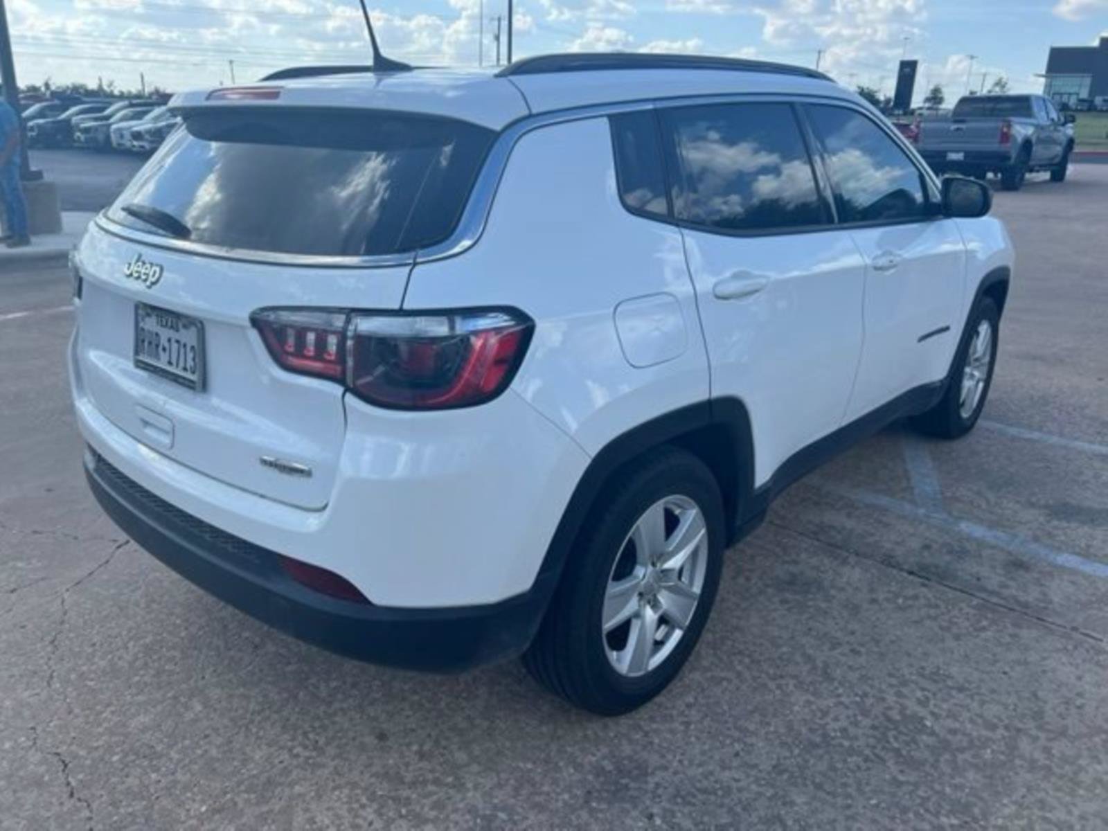 Used 2022 Jeep Compass Latitude FWD image 4