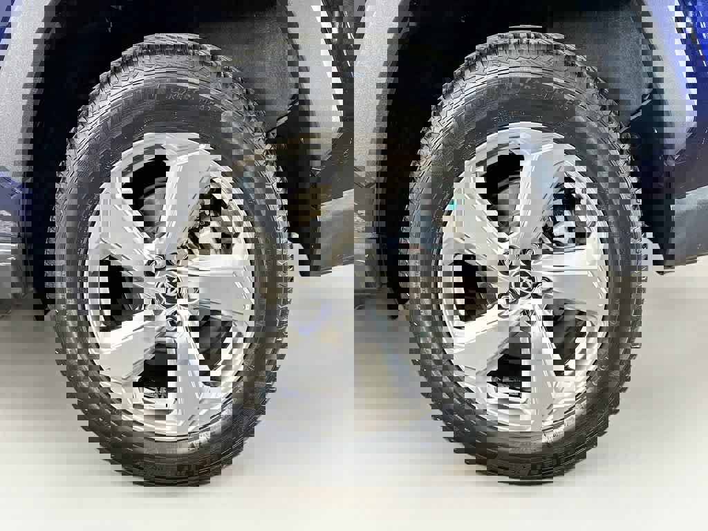 Used 2021 Toyota RAV4 XLE Premium image 8