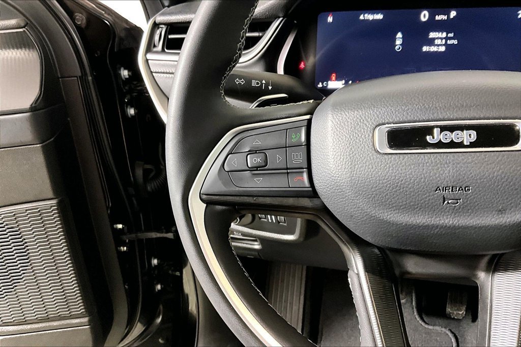 Used 2025 Jeep Grand Cherokee Altitude AWD/4WD image 14