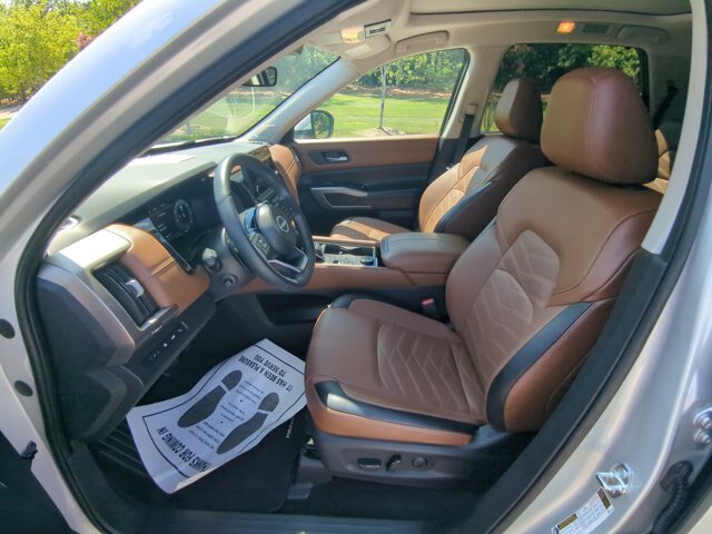 Used 2024 Nissan Pathfinder Platinum AWD/4WD image 14