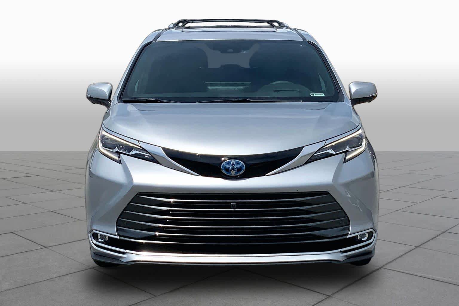 Used 2025 Toyota Sienna Platinum FWD image 4