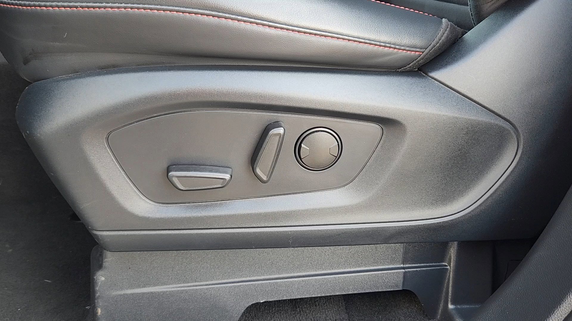 Certified 2025 Ford Explorer ST-Line image 9