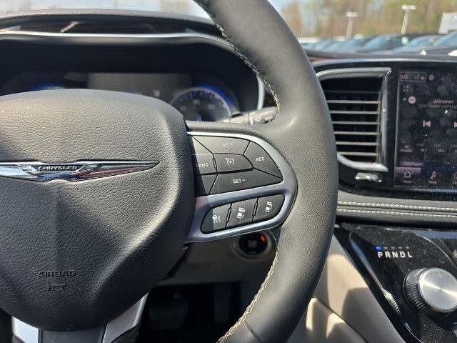 Used 2024 Chrysler Pacifica Limited FWD image 28