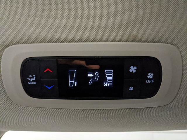 Used 2023 Chrysler Voyager LX image 10