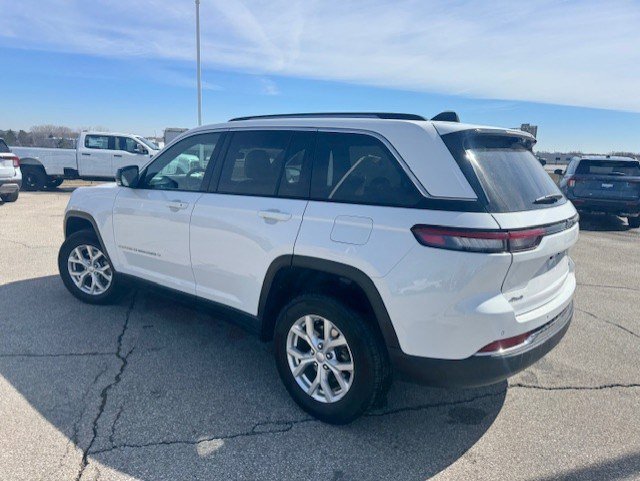 Used 2023 Jeep Grand Cherokee Limited w/ Luxury Tech Group II image 3