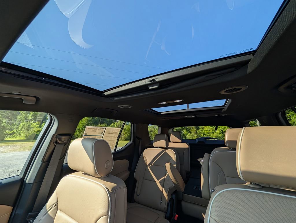 Used 2023 Chevrolet Traverse Premier FWD image 18